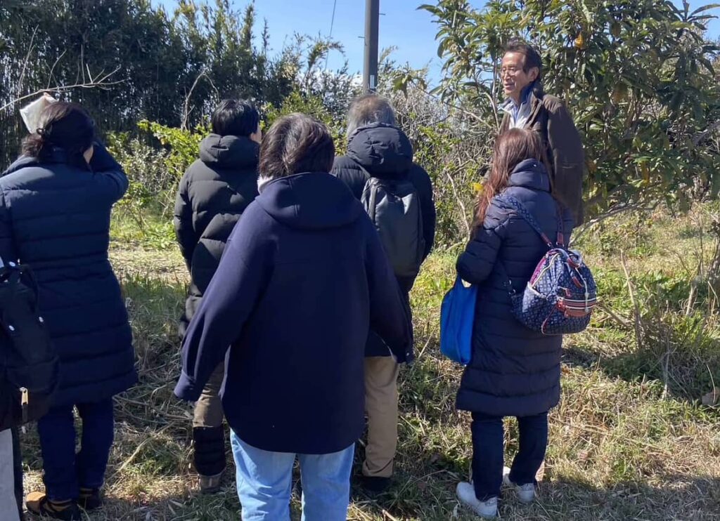 講習会の会場に隣接する協生農法の農地にて