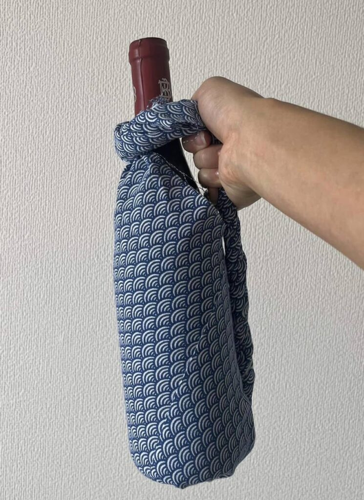 ワインボトルを手ぬぐいで包んでみました。